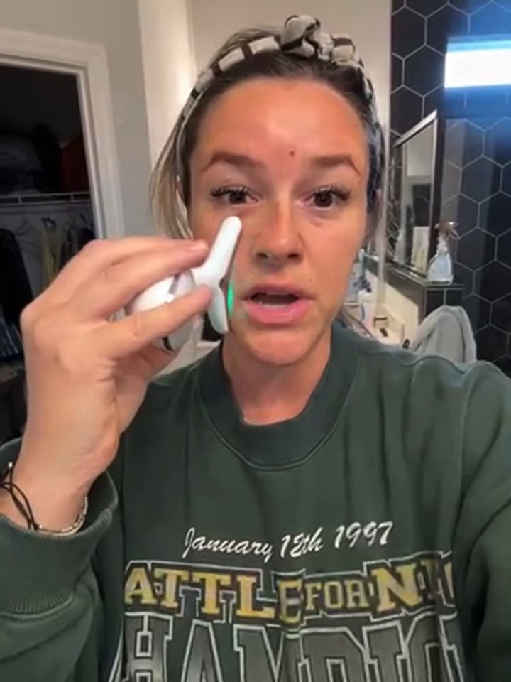 The contoured head, held against the cheekbone.